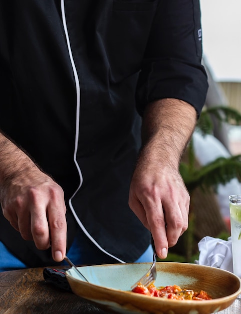 Inštruktor pripravuje jedlo